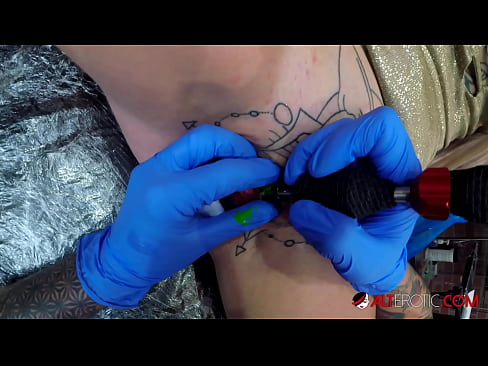 ❤️ Extremamente tatuada, a brasa Sully Savage fez uma tatuagem no seu clítoris ❌ Sexo superior em pt.hentaiser.ru ❤
